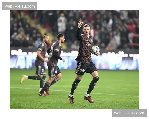 町田泽维亚技术传控体系解析 高中锋支点结合边路突破立体火力